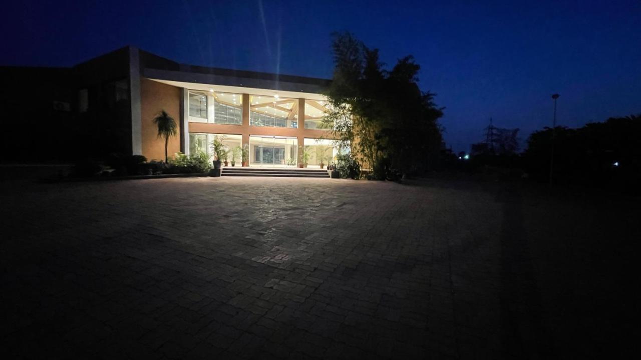 Heaven 7 Hotel & Resort Himatnagar Exterior foto